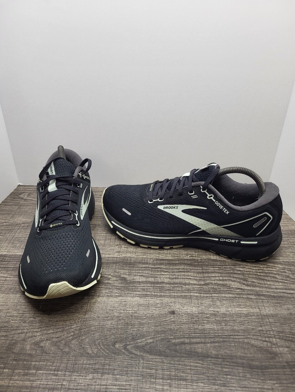 Brooks Ghost 14 Gore-Tex Womens Size 10.5 Medium B Black  Running Shoes
